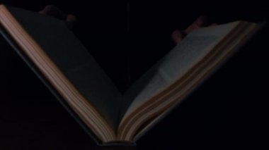 Gizemli bir kitap açılışı. Bir kitap açılıyor.