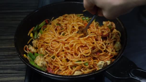 Kochen Und Rühren Der Spaghetti Mit Gemüse Der Pfanne — Stockvideo