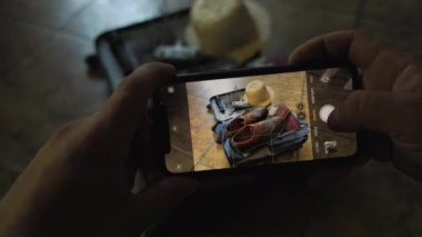 Bavulun fotoğrafını çekmek için akıllı telefon kullanan eller. 4 bin. Kapat.. 