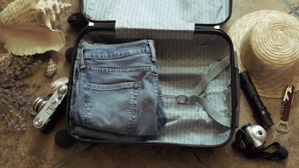 Séquence Top View Vidéo Jeune Aventurier Hipster Préparant Valise Pour — Video