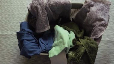 Üst Manzara. İnsan temiz şeyleri katlar ve alır..