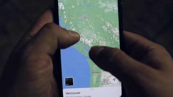 Fecha Mãos Homem Usam Mapa Smartphone Escolhe Lugar Para Férias — Vídeo de Stock