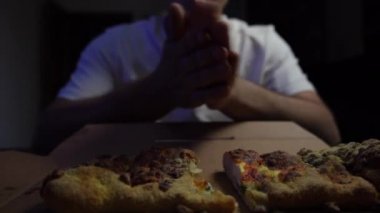 Adam ellerini ovuşturup asabi dilimli ekmek yiyor. Yüksek kalite 4k görüntü