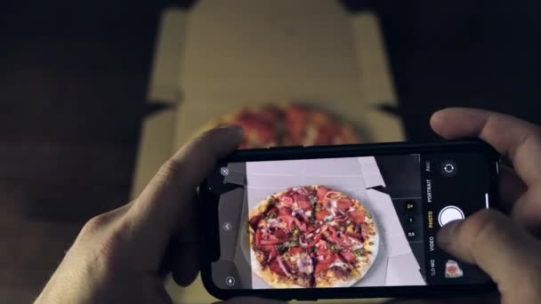 Zbliżenie Ręce Robiące Zdjęcie Pizzy Wysokiej Jakości Materiał — Wideo stockowe