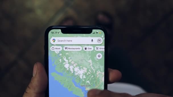 Fecha Mãos Homem Usam Mapa Smartphone Escolhe Lugar Para Férias — Vídeo de Stock