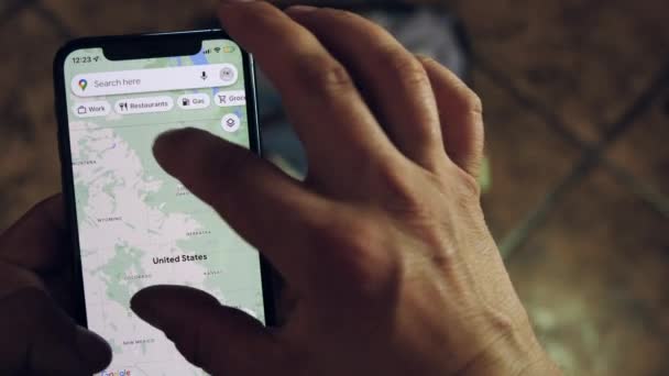 Zamknij Drzwi Człowiek Ręce Używać Mapy Smartfonie Wybiera Miejsce Wakacje — Wideo stockowe