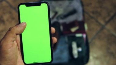 Üst Manzara. Eller akıllı telefon kullansın. Çanta tatile hazır. Yüksek kalite 4k görüntü