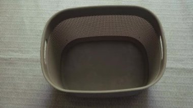 Üst Manzara Kirli Kıyafetler, yerdeki çamaşır sepetini dolduruyor. Yüksek kalite 4k görüntü