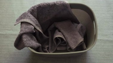 Üst manzara: Kirli çamaşırlar yerdeki çamaşır sepetini dolduruyor. Hareketi Durdur. Yüksek kalite 4k görüntü