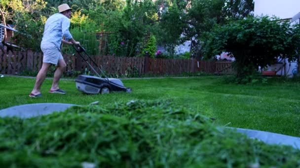 Giovane Uomo Danza Giardino Con Tosaerba Filmati Alta Qualità — Video Stock