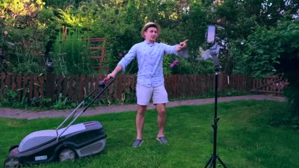 Jongeman Dansen Tuin Met Grasmaaier Hoge Kwaliteit Beeldmateriaal — Stockvideo