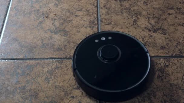 床を掃除するロボット掃除機 生活を簡素化する自動デバイスとスマートホーム スマート掃除機 高品質4K映像 — ストック動画