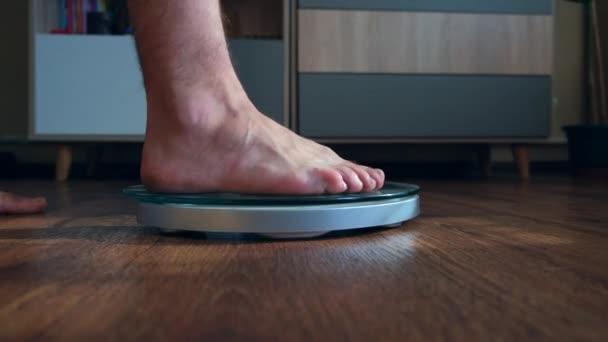 Pessoa Sexo Masculino Mede Perda Peso Corporal Escala Sala Estar — Vídeo de Stock