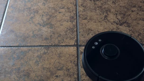 Robot Porszívó Porszívózik Padlón Intelligens Otthon Automatikus Eszközök Amelyek Egyszerűsítik — Stock videók