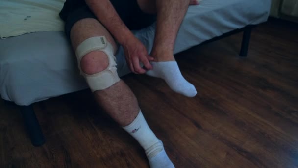 男子在参加了足球 篮球等积极的运动后 会摘除膝盖撑 伤害康复 高质量的4K镜头 — 图库视频影像