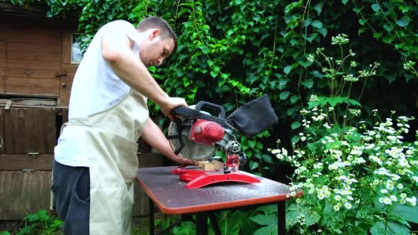 Garden Young Man Cuts Board Miter Saw High Quality Footage — Video Stock