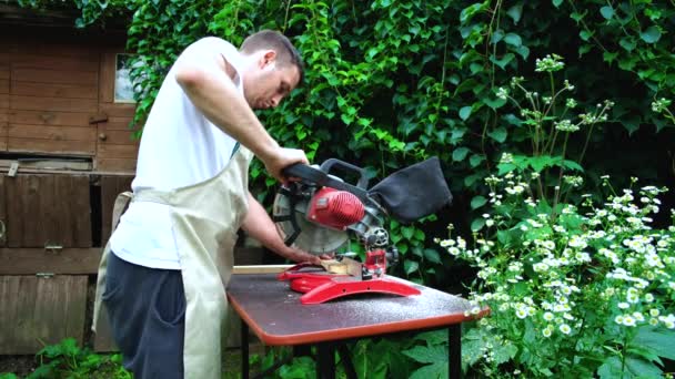 Garden Young Man Cuts Board Miter Saw High Quality Footage — Vídeo de Stock