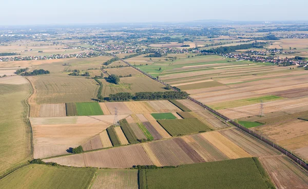 Vista aérea da paisagem da aldeia sobre as nuvens — Fotografia de Stock