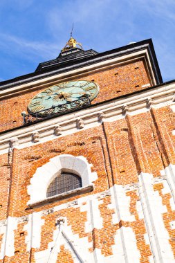 Krakow Polonya kasabasında ana Meydanı eski kule