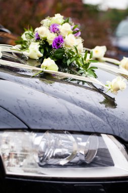 Çiçeklerle süslenmiş düğün arabası.