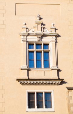 Eski Sukiennice (Cloth Hall) kare kasaba Krakow Polonya penceresinde