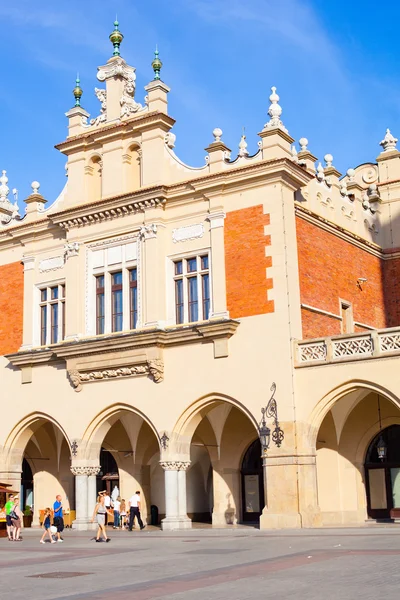 Antigua plaza Sukiennice (Cloth Hall) en la ciudad Cracovia Polonia —  Fotos de Stock