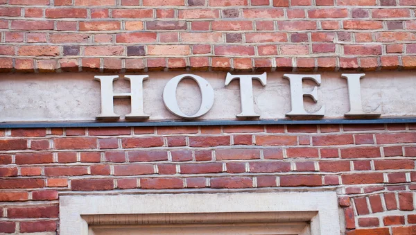 Hotel znak na mur z cegły — Zdjęcie stockowe