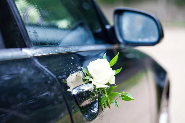 Bruiloft auto versierd met bloemen — Stockfoto