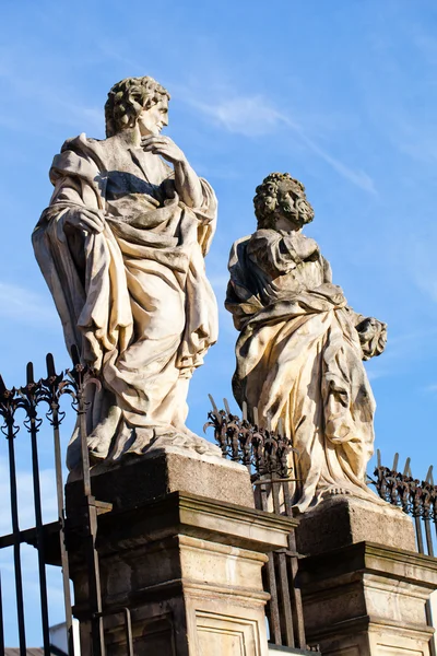 Stenen beelden Krakau -St. Peter 's en St. Paul' s Church — Stockfoto