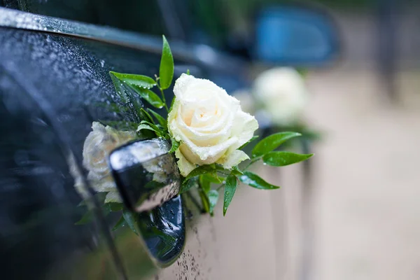 Bruiloft auto versierd met bloemen — Stockfoto