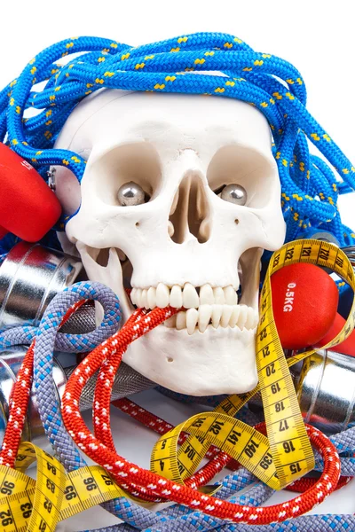 Fitnessapparatuur en menselijke scull — Stockfoto