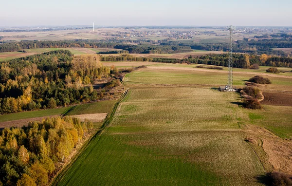 Vista aérea da torre de rádio na paisagem do prado — Fotografia de Stock