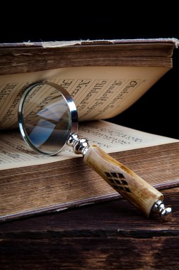 eski kitap ve Büyüteç camı
