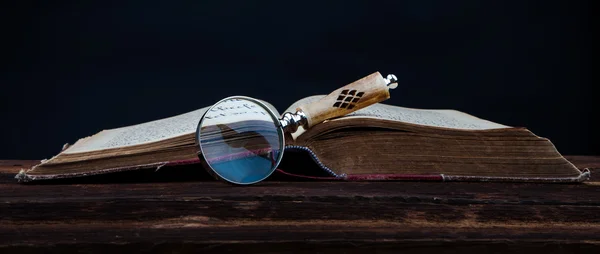 Gammal bok och förstoringsglas — Stockfoto