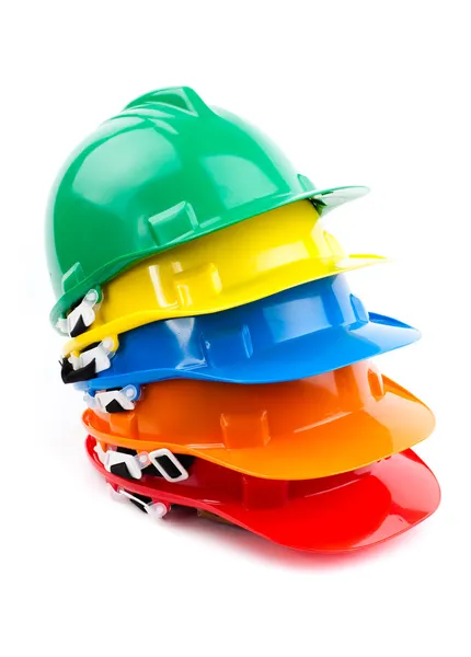 Цветные шлемы изолированы на белом фоне — стоковое фото