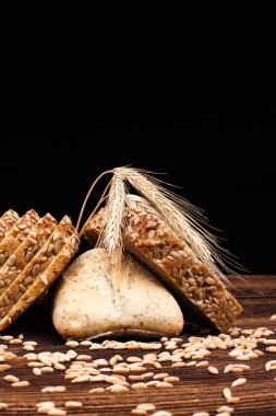 ahşap masa üzerinde pişmiş ekmek