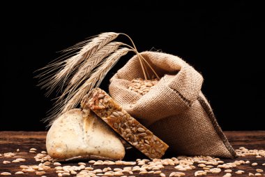 ahşap masa üzerinde pişmiş ekmek