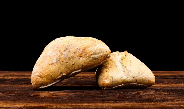 在木桌上的烤的面包 — 图库照片
