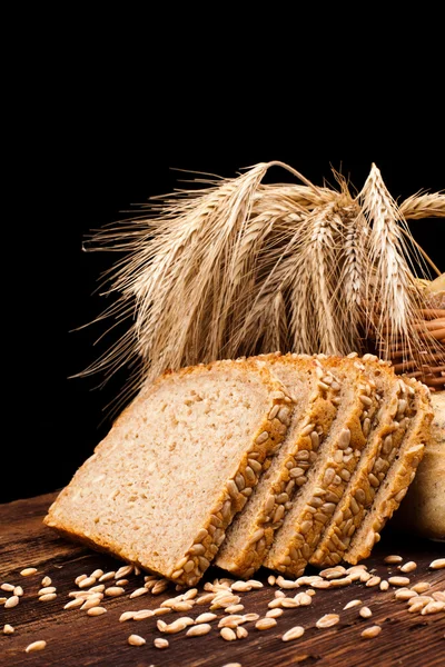 나무 테이블에 구운된 빵 — 스톡 사진