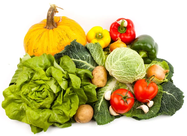 Färska grönsaker isolerade på vit bakgrund — Stockfoto