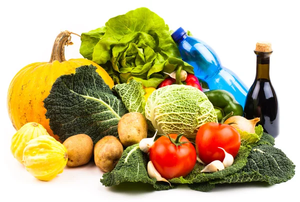 Verduras frescas aisladas sobre fondo blanco —  Fotos de Stock