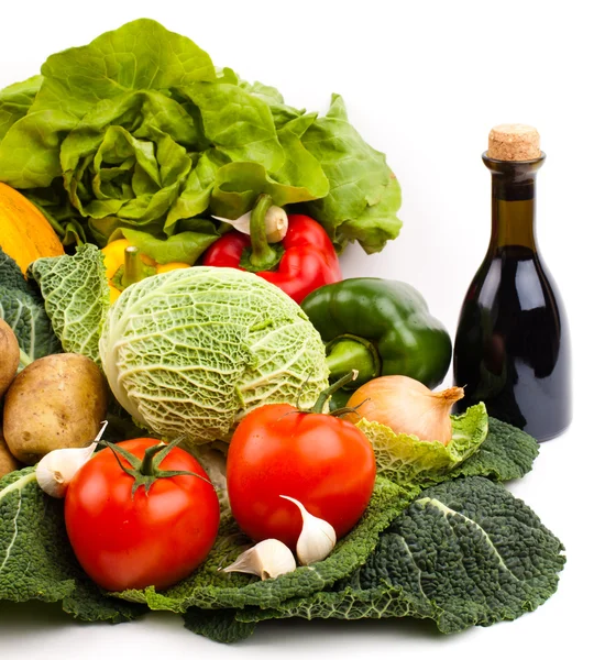 Verduras frescas aisladas sobre fondo blanco — Foto de Stock