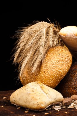 ahşap masa üzerinde pişmiş ekmek