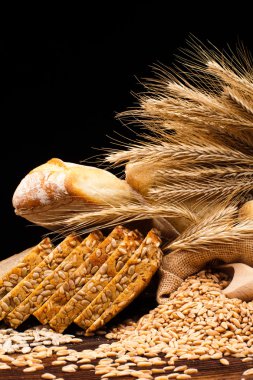 ahşap masa üzerinde pişmiş ekmek