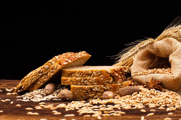 Pan al horno sobre mesa de madera — Foto de Stock