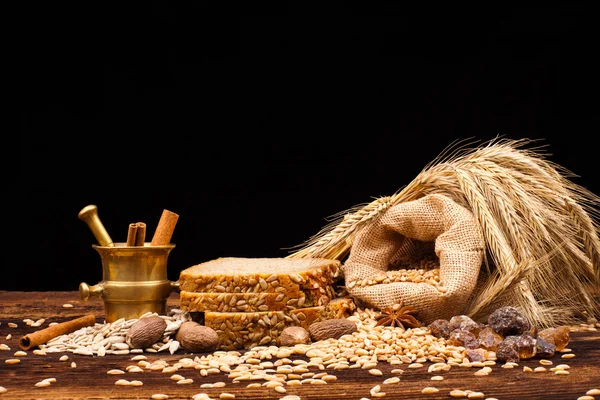 Pan al horno sobre mesa de madera — Foto de Stock