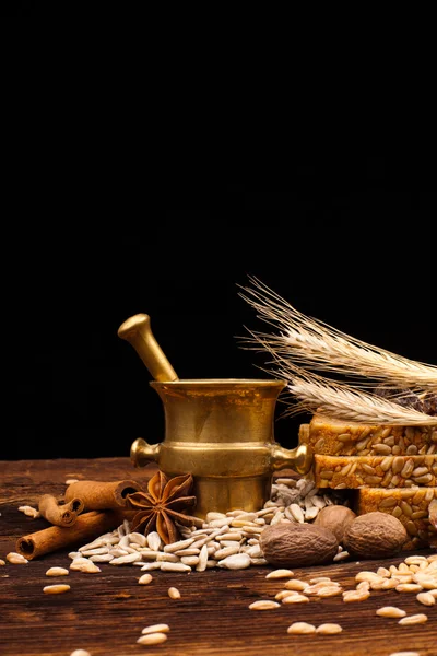 Pan al horno sobre mesa de madera — Foto de Stock