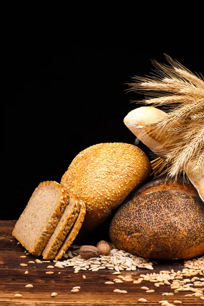 Pan al horno sobre mesa de madera —  Fotos de Stock