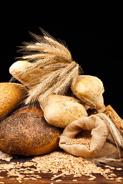 Pão assado na mesa de madeira — Fotografia de Stock