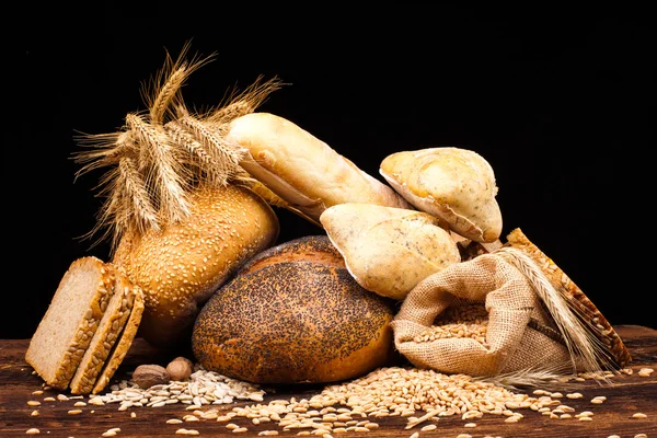 Nybakat bröd på träbord — Stockfoto